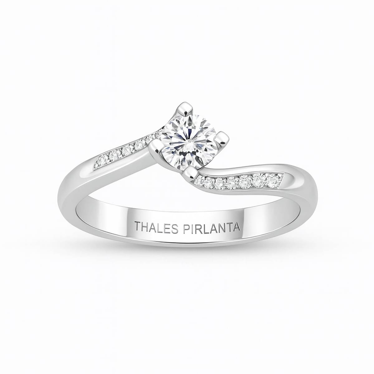 Yan Taşlı Tektaş Pırlanta Yüzük Zarif Görünür Mü?