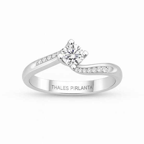 Yan Taşlı Tektaş Pırlanta Yüzük Zarif Görünür Mü?